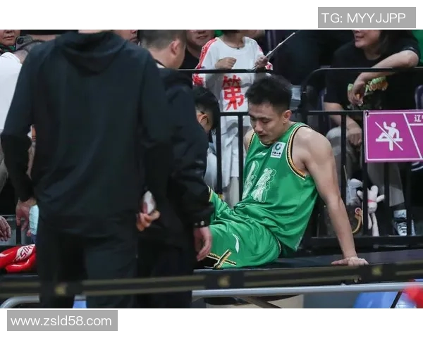 赵继伟突破落地后受伤，目前已去往医院接受检查不会回归比赛