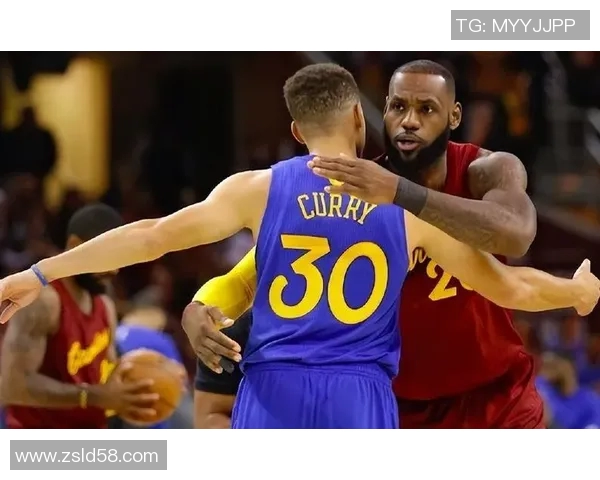 惺惺相惜！湖勇大战后詹姆斯和库里在场边热聊